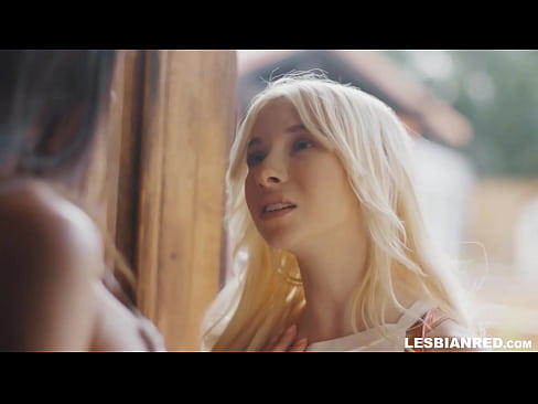 ❤️ La noia torna a casa uns mesos després i s'acaba menjant el cony de la seva madrastra Vídeo porno a nosaltres ☑