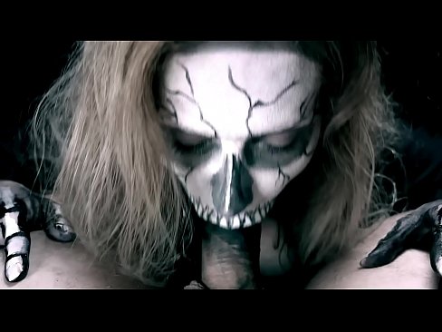 ❤️ Noia dimoni xuclant polla amb la seva boca negra i empassant semen. Vídeo porno a nosaltres ☑